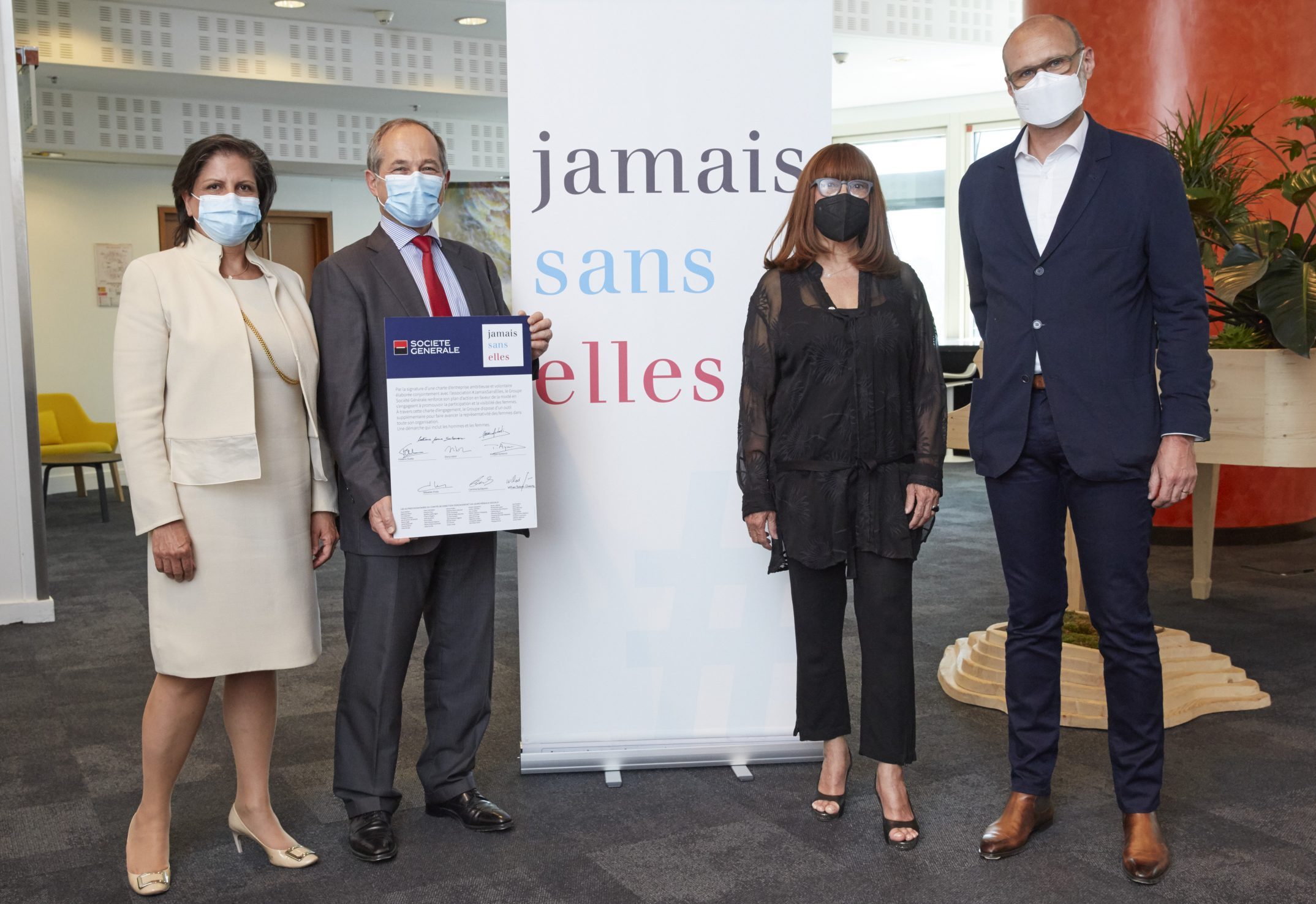 Société Générale, signing of the #JamaisSansElles Charter, 1 June 2021. Tatiana F. Salomon, president, Xavier Alberti, founding member of #JamaisSansElles with Frédéric Oudéa, Executive Officer and Diony Lebot Deputy Chief Executive Officer of Société Générale.