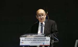 Le Ministre de l’Europe et des Affaires étrangères Jean-Yves Le Drian signe #JamaisSansElles