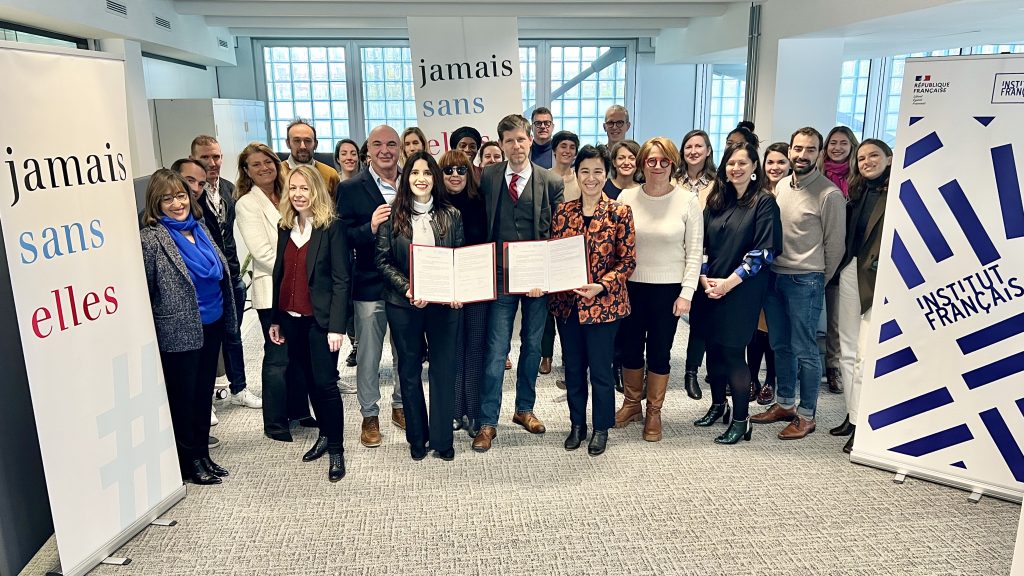 Signature de la convention et de la Charte #JamaisSansElles avec l’Institut français en 2022.