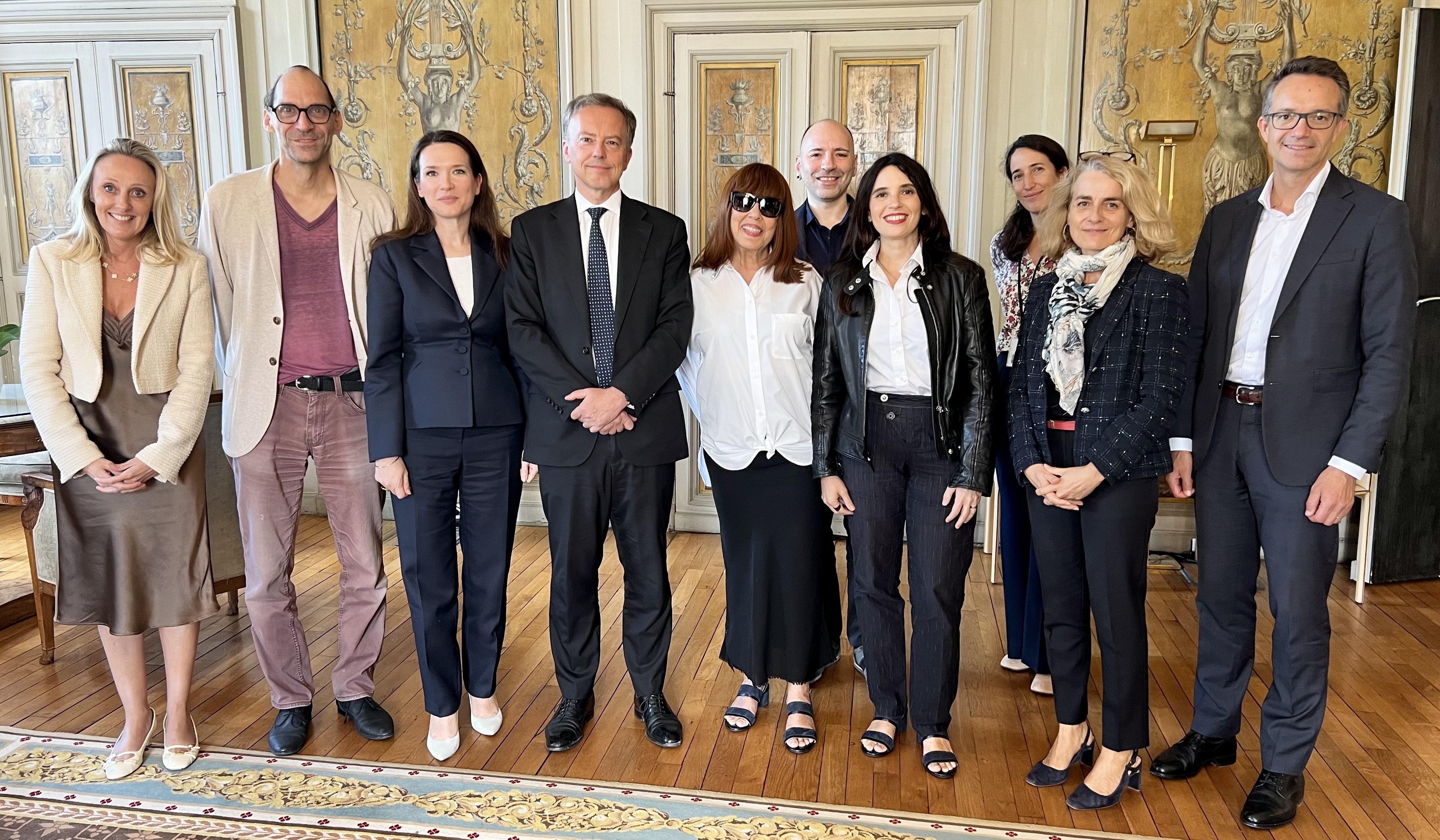 Photographie de groupe de la rencontre entre #JamaisSansElles et le ministère de l’Europe et des Affaires étrangères au Quai d’Orsay, le 10 septembre 2026.