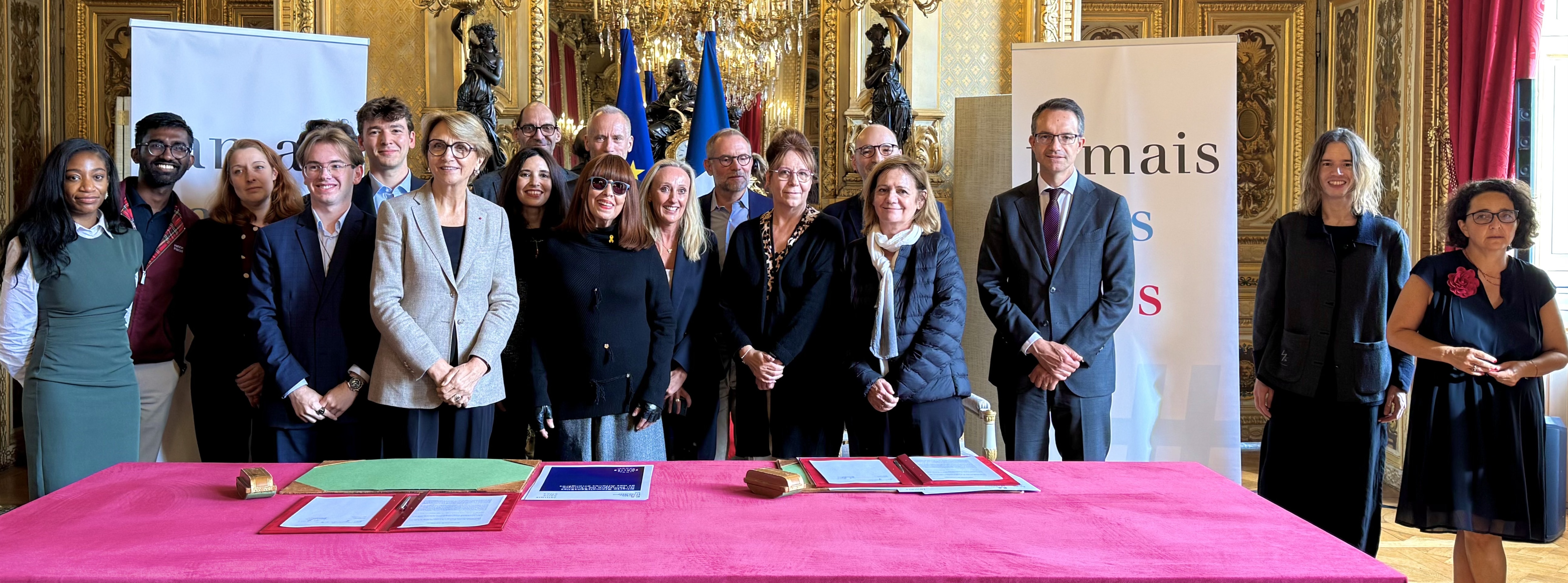 Signature de la Charte #JamaisSansElles au Quai d’Orsay.