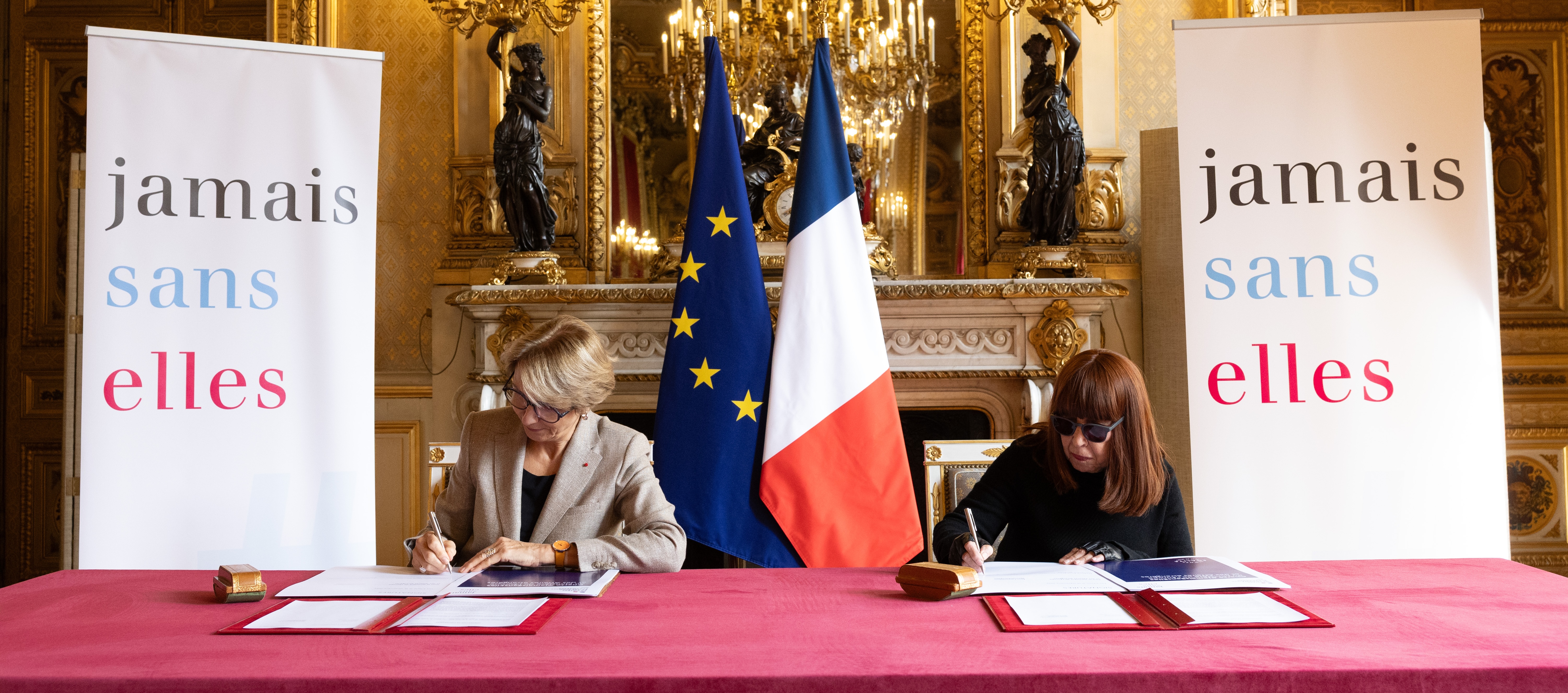 Anne-Marie Descôtes et Tatiana F-Salomon signant la Charte #JamaisSansElles au Quai d’Orsay le 16 septembre 2025.