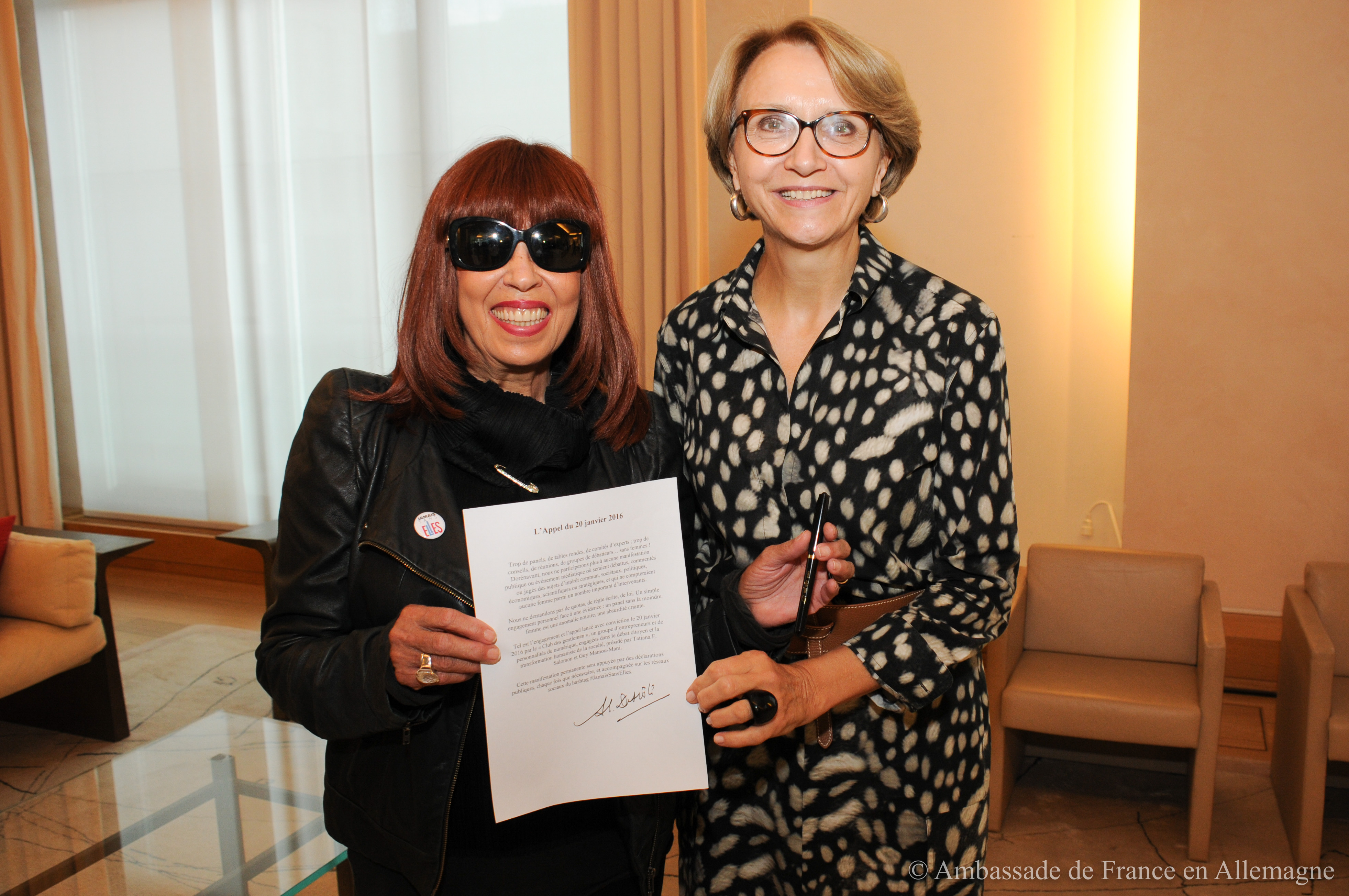 Tatiana F-Salomon avec Anne-Marie Descôtes à l’ambassade de France à Berlin.