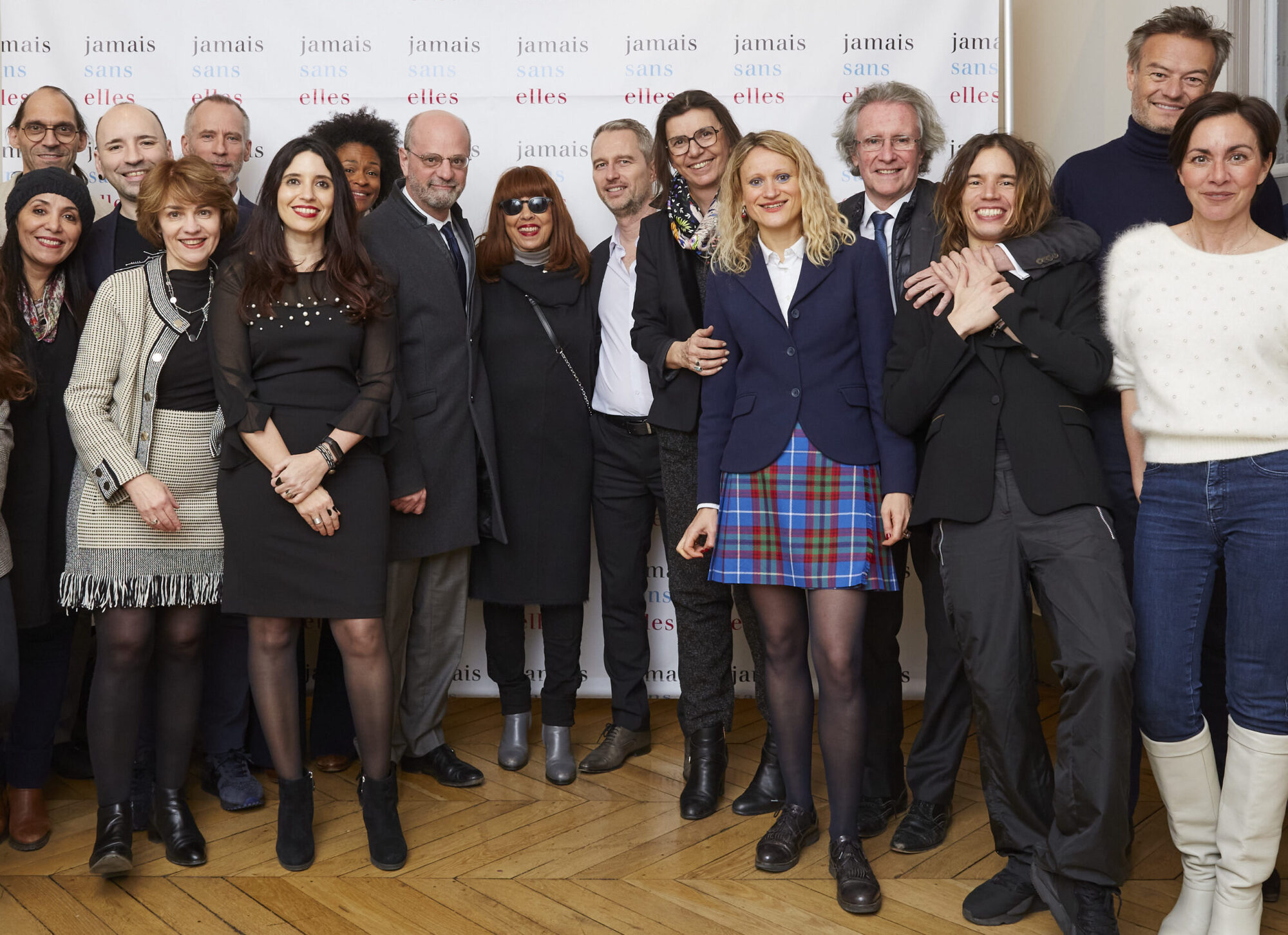 Photographie de groupe de femmes et d’hommes réunis par #JamaisSansElles le 17 mars 2022